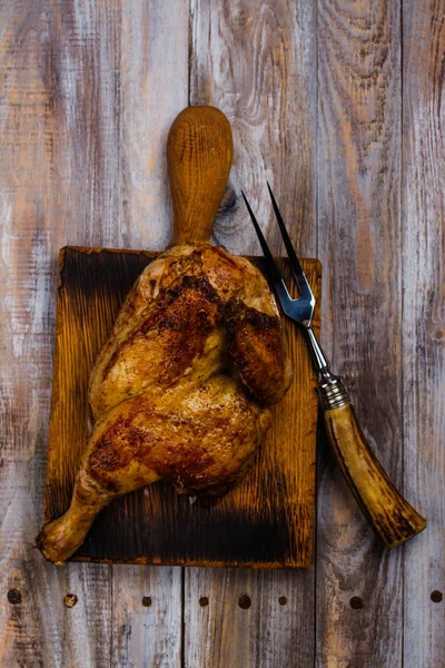 Жареная курица с пита-хлебом — стоковое фото
