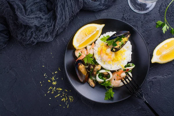 Meeresfrüchte mit Reis angebraten — Stockfoto