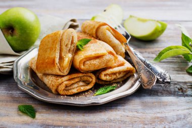 Elma ile doldurulmuş krep