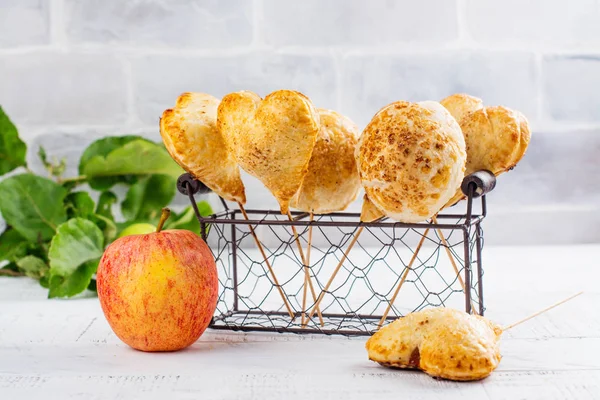 Домашні яблучні пиріжки — стокове фото