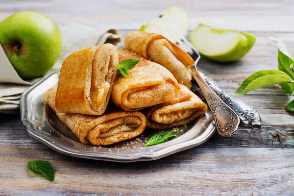 Elma ile doldurulmuş krep