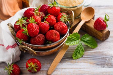 çilek reçeli malzemeleri 