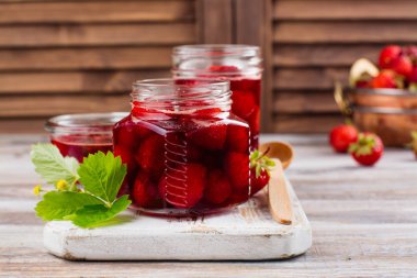Cam kavanozda çilek reçeli