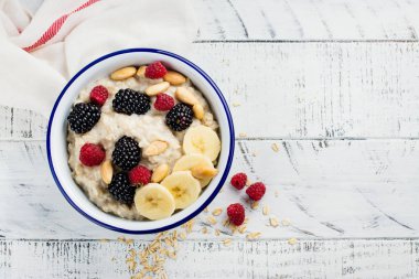 Bir kasede yulaf lapası