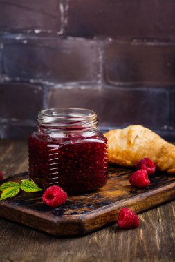 Ahududu reçeli ve taze ahududu