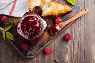 Ahududu reçeli ve taze ahududu