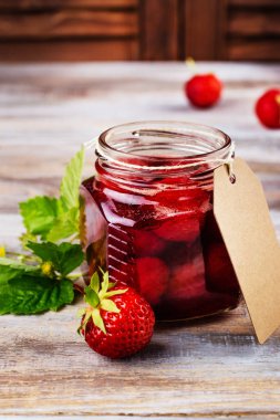 Cam kavanozda çilek reçeli