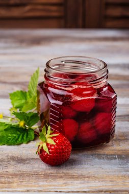Cam kavanozda çilek reçeli