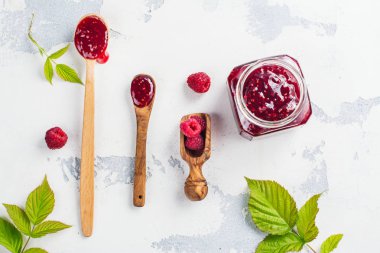 tahta kaşık içinde Ahududu reçeli