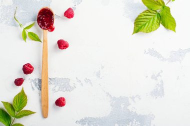 tahta kaşık içinde Ahududu reçeli