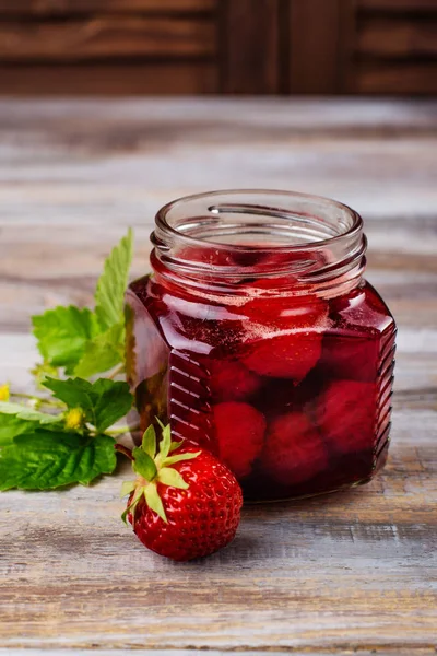 Cam kavanozda çilek reçeli