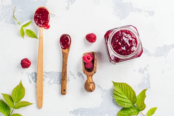 tahta kaşık içinde Ahududu reçeli