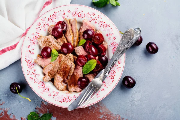 Pişmiş ördek göğsü fileto