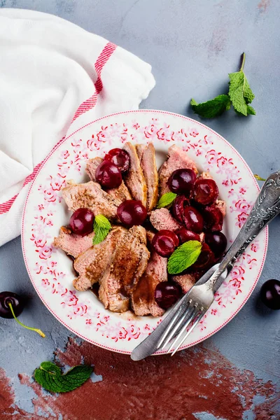 Gekochtes Entenbrustfilet — Stockfoto