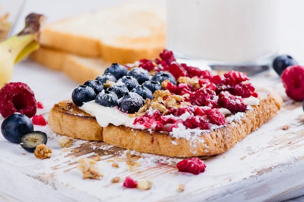 Krem peynir ve çilek tost