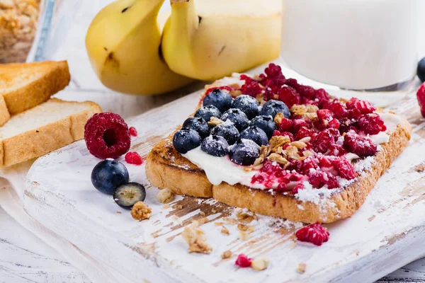 Toast med färskost och bär — Stockfoto