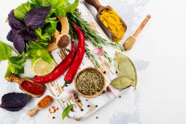 Çeşitli otlar ve baharatlar 