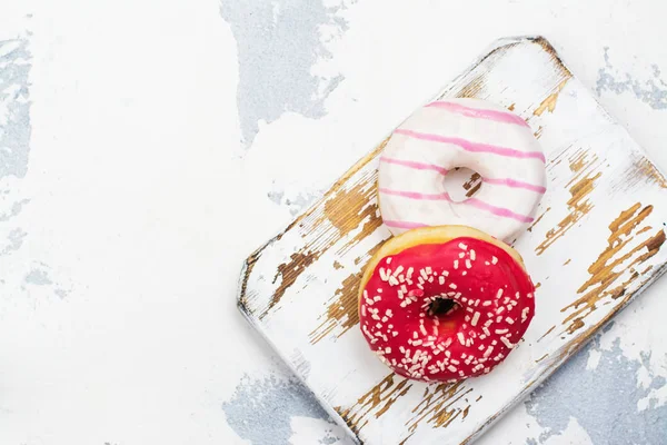 Donuts doces na mesa branca — Fotografia de Stock