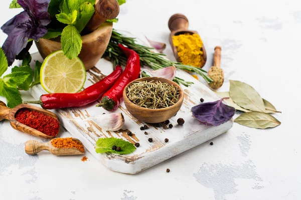 Válogatott gyógynövények és fűszerek — Stock Fotó