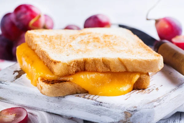 Sandwich casero de queso a la parrilla — Foto de Stock