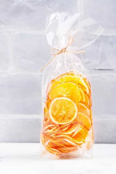 Rodajas de naranja en bolsa de celofán —  Fotos de Stock