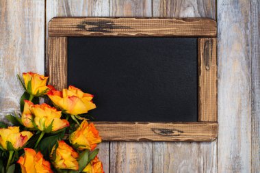 Gül ve yazı tahtası ile kompozisyon