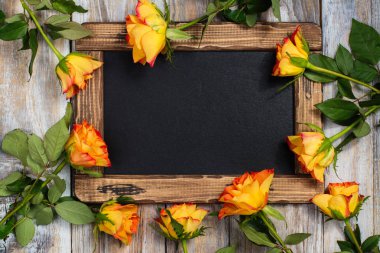 Gül ve yazı tahtası ile kompozisyon