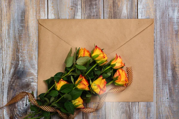 Ремісничий паперовий конверт і троянди — стокове фото