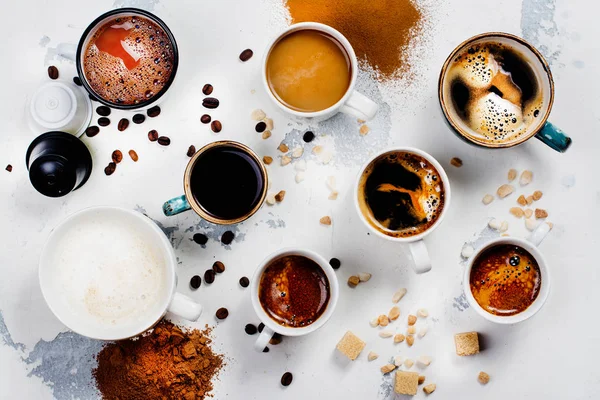 Verscheidenheid aan koffie in keramische koppen — Stockfoto