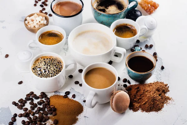 Variedad de café en tazas de cerámica —  Fotos de Stock