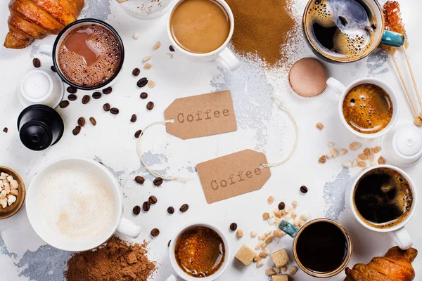 Verscheidenheid aan koffie in keramische koppen — Stockfoto
