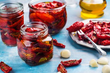 Baharatlar ve sarımsak ile kuru domates