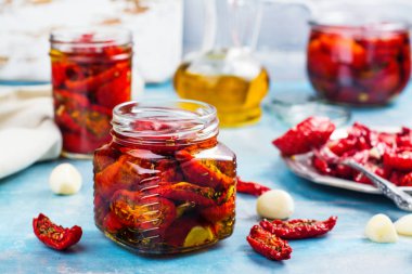 Baharatlar ve sarımsak ile kuru domates