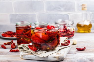 Baharatlar ve sarımsak ile kuru domates