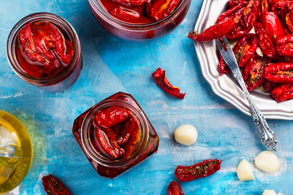 Trockene Tomaten mit Gewürzen und Knoblauch — Stockfoto