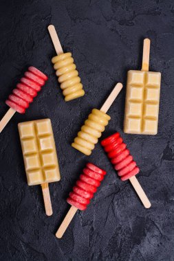 Ev yapımı meyve ve meyve popsicles 