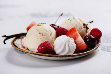 çilek vanilyalı dondurma 