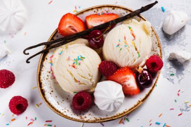 çilek vanilyalı dondurma 