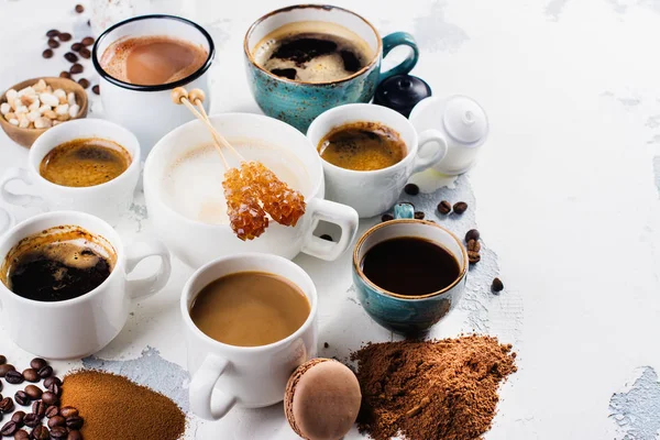 Verscheidenheid aan koffie in keramische koppen — Stockfoto