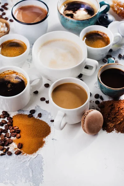 Variedade de café em copos de cerâmica — Fotografia de Stock