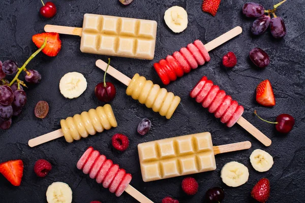 Frutas caseiras e gelados de baga — Fotografia de Stock