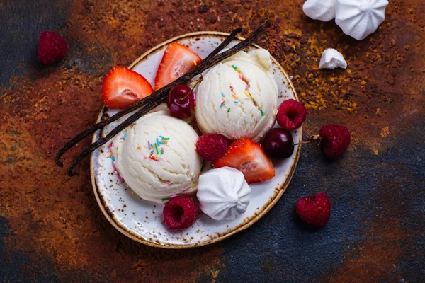 çilek vanilyalı dondurma 