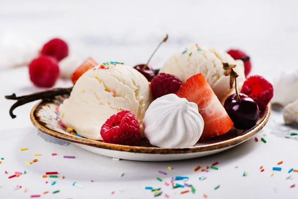 Ванільне морозиво з ягодами — стокове фото