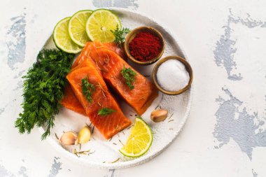 Taze çiğ somon filetosu.