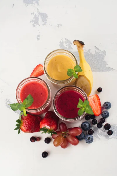 Parlak meyve ve berry smoothies — Stok fotoğraf