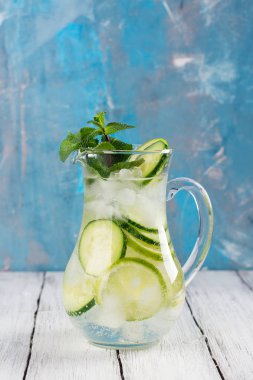 İnfüzyon su salatalık ile