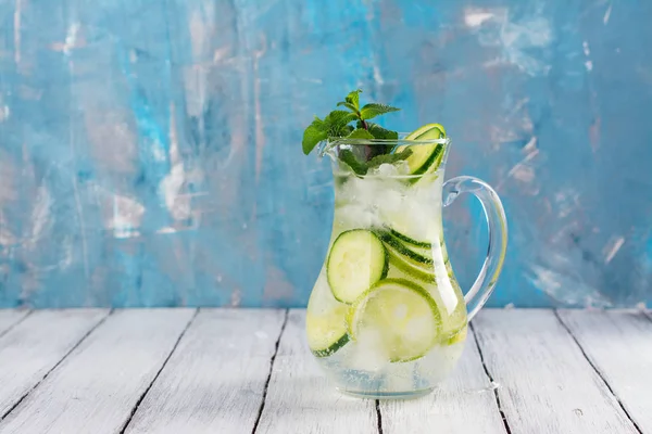 Geïnfundeerd water met komkommer — Stockfoto