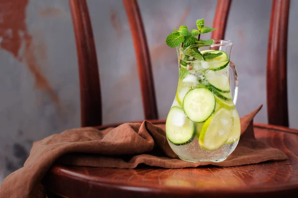 Geïnfundeerd water met komkommer — Stockfoto