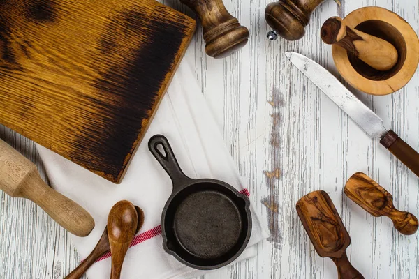 Utensílios de cozinha na mesa — Fotografia de Stock