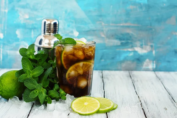 Cuba libre cocktail — Stockfoto